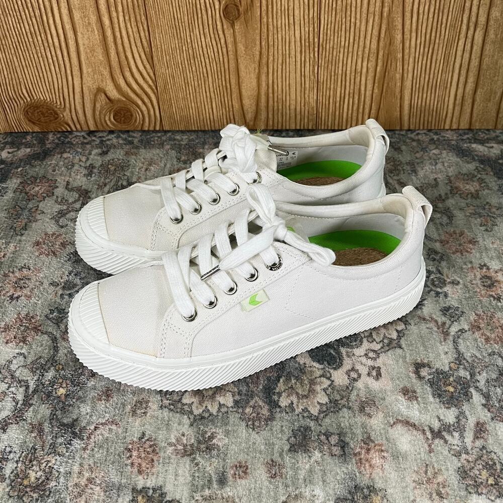 Cariuma OCA Low Shoes / Women US 6.5 Men US 5 / White Canvas Skateboard Sneakers